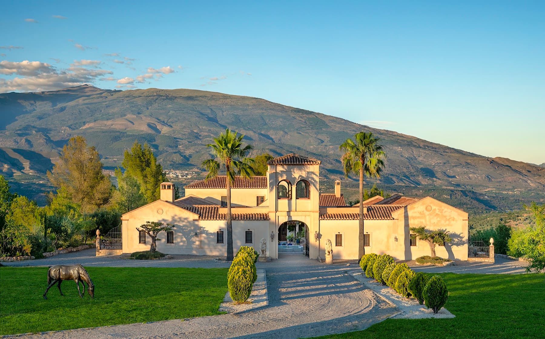 La Esperanza, hotel